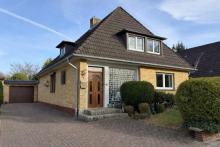 Attraktives Walmdachhaus mit Wintergarten, Balkon und eingewachsenem Grundstück in Heide-Ost Haus kaufen 25746 Heide Bild klein