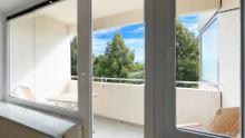 Bezugsfreies Apartment mit Balkon – direkt an der U-Bahn - gross hell renoviert Wohnung kaufen 80992 München Bild klein