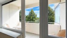 Bezugsfreies Apartment mit Balkon – direkt an der U-Bahn - gross hell renoviert Wohnung kaufen 80992 München Bild klein
