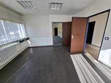 Büro in sehr gut sichtbarer Lage mit Parkplätzen und Lagermöglichkeit. Büro wird renoviert. Gewerbe mieten 66115 Saarbrücken Bild klein