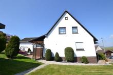 Einfamilienhaus mit Nebengebäude und Doppelgarage in ruhiger Ortsrandlage! Haus kaufen 37632 Eschershausen Bild klein