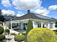 Exklusives EFH im Bungalowstil, mit Pool, Wärmepumpen, Doppelgarage, Carport + stilvollem Grundstück Haus kaufen 09387 Jahnsdorf/Erzgebirge Bild klein