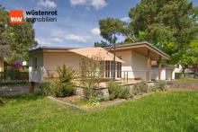 Exklusives Wohnen mit Raumreserven Einfamilienhaus im Bungalowstil mit einem Souterrain und Garage Haus kaufen 12623 Berlin Bild klein