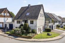 Freistehendes Zweifamilienhaus mit drei Garagen in Ratingen-Homberg Haus kaufen 40882 Ratingen Bild klein