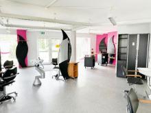 ***GEWERBEEINHEIT IN EINER WOHNEIGENTÜMERGEMEINSCHAFT INKL. DOPPELPARKER-STELLPLATZ ZUM VERKAUF*** ehemaliger Frisörsalon ab sofort zu verkaufen Gewerbe kaufen 01589 Riesa Bild klein