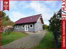 * Holzhaus mit frischem Anstrich in Völlenerfehn * Haus kaufen 26810 Westoverledingen Bild klein