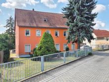 ***JETZT AN DIE ALTERSVORSORGE DENKEN - RENDITEOBJEKT FÜR VERMIETER IN RIESA*** Mehrfamilienhaus mit 4 Wohneinheiten, Garagen, Stellflächen und Garten in ruhiger, städtischer Randlage Haus kaufen 01589 Riesa Bild klein