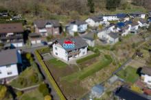 ++ KRAG Immobilien ++ Zweifamilienhaus mit vermieteter Wohnung und Doppelgarage Haus kaufen 35080 Bad Endbach Bild klein