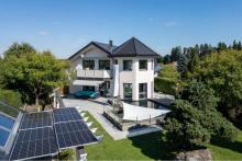LUXUS-ZWEIFAMILIENHAUS MIT AUFZUG, SAUNA, GARTEN, GARAGEN & KOI-BECKEN Haus kaufen 79843 Löffingen Bild klein