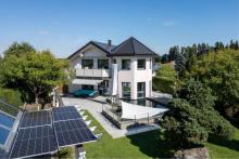 LUXUS-ZWEIFAMILIENHAUS MIT AUFZUG, SAUNA, GARTEN, GARAGEN & KOI-BECKEN Haus kaufen 79843 Löffingen Bild klein