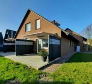 MEGA-PREIS & PROVISIONSFREI * Ferienhaus mit 4 Wohneinheiten * TOP-Rendite möglich * Strand & Meer NUR 2900m entfernt * Dornumersiel / Nordsee * 3 Ferienwohnungen * 1 Betreiberwohnung * sofort startklar! Haus kaufen 26553 Dornum Bild klein