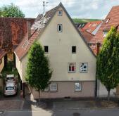 Mehrfamilienhaus mit drei Wohneinheiten, Dachterrasse, angrenzender Scheune und großzügiger Gartenfläche in zentraler Wohnlage Haus kaufen 74399 Walheim Bild klein