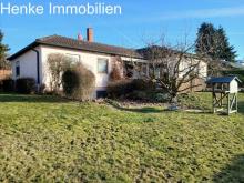 SCHÖNER WALMDACH-WINKELBUNGALOW, 5 ZIMMER, 132,64 m² WFL, 122,51 m² NFL, 975 m² GRUNDSTÜCK, GARAGE, 2 PKW-ABSTELLPLÄTZE Haus kaufen 61479 Glashütten Bild klein