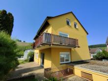 Sehr geflegtes 3-Fam.Haus in Eltville: 2 Wohnungen frei! Garage, ruhige sonnige Weinbergslage Haus kaufen 65344 Eltville am Rhein Bild klein
