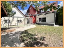 Stilvolles 241 qm Einfamilienhaus mit Luxusausstattung und großer 100 qm Garage für Autoenthusiasten Haus kaufen 91126 Schwabach Bild klein
