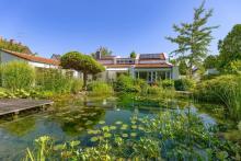 +++ Traumhaftes Anwesen auf 1.500 m² Grundstück mitten in München +++ Indoor-Pool +++ Privatsphäre pur +++ Haus kaufen 80689 München Bild klein