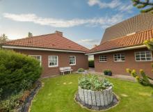 Walmdachbungalow in Marne - Stilvolles Wohnen mit Gartenblick und Wintergarten! Haus kaufen 25709 Diekhusen-Fahrstedt Bild klein