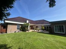 Winkelbungalow mit Schwimmbad, Photovoltaikanlage, EBK und 2 Garagen! Haus kaufen 26524 Hage Bild klein