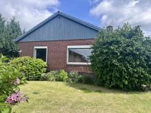 Wohnen auf einer Ebene in Lohe-Rickelshof: Bungalow mit Einliegerwohnung und Wintergarten Haus kaufen 25746 Lohe-Rickelshof Bild klein