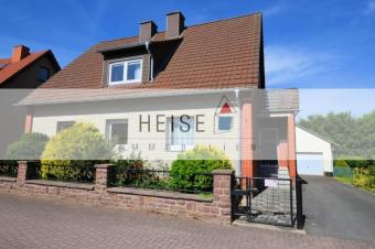 1- bis 2-Familienwohnhaus mit Doppelgarage in ruhiger Wohnlage mit kleinem Gartenteich Haus kaufen 37699 Fürstenberg Bild mittel