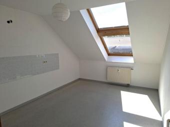 1 Zimmerwohnung im Dachgeschoss mit Wohnküche und Wannenbad Wohnung mieten 04328 Leipzig Bild mittel