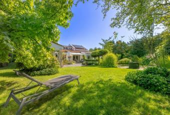 +++ Am eigenen Teich Ruhe genießen +++ Indoor-Pool +++ Privatsphäre pur +++ Haus kaufen 80689 München Bild mittel