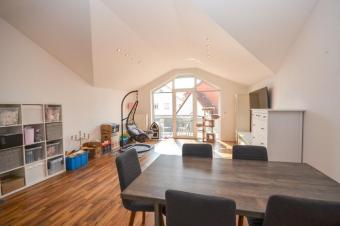 DIETZ: Helle freundliche 3-Zimmer Dachgeschosswohnung in Groß-Zimmern mit Garage und sonnigem Balkon Wohnung kaufen 64846 Groß-Zimmern Bild mittel