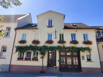 Eltville: 2 Häuser! Wohnen /Mehrgenerationen in charmantem Ambiente, schöner Innenhof, herrl. Garten Haus kaufen 65346 Eltville am Rhein Bild mittel