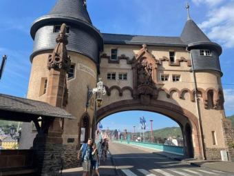 exzelentes Baugrundstück (erschlossen, aber noch nicht Endabgerechnet) in Traben mit Fernsicht über die Mosel und Weinberge Grundstück kaufen 56841 Traben-Trarbach Bild mittel