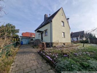 Freistehendes Haus mit 753 m² Grundstück, Brunnen, Garagen und viel Raum für neue Wohnträume Haus kaufen 09337 Callenberg Bild mittel