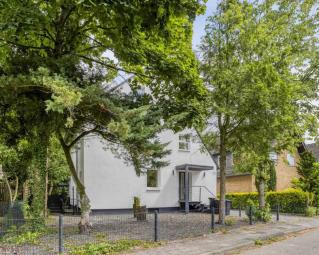 Freistehendes, stilvoll modernisiertes Einfamilienhaus mit großzügigem Wohnkomfort Haus kaufen 40489 Düsseldorf Bild mittel