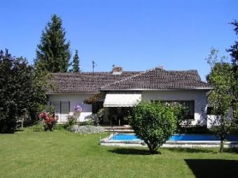 Gepflegter Walmdach-Bungalow mit Pool und Werkstatthaus Haus kaufen 82054 Sauerlach Bild mittel