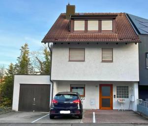 Gepflegtes Zweifamilienhaus in ruhiger, zentraler Wohnlage zum Verkauf. Eine Einheit leerstehend. Haus kaufen 70569 Stuttgart Bild mittel
