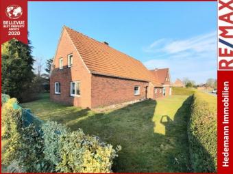 Geräumiges Ein-/Zweifamilienhaus mit viel Potenzial * Grundstück 1.180qm über 60.300.-Euro Bodenwert * großer uneinsehbarer Garten * große geschlossene Terrasse * Garage * nur 23 km bis zur NORDSEEKÜSTE* Mega-Preis! Haus kaufen 26409 Wittmund Bild mittel