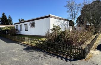 großzügiger Bungalow in ruhiger Lage mit Grundstück Haus kaufen 30826 Garbsen Bild mittel