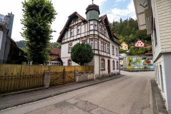 Handwerker aufgepasst! Großzügiges Einfamilienhaus mit viel Potenzial in Triberg Haus kaufen 78098 Triberg im Schwarzwald Bild mittel
