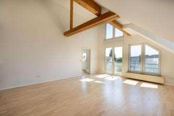 Hohe Decken, kleine WEG, neue Heizung - schöne Dachgeschosswohnung in Seckbach Wohnung kaufen 60389 Frankfurt am Main Bild mittel