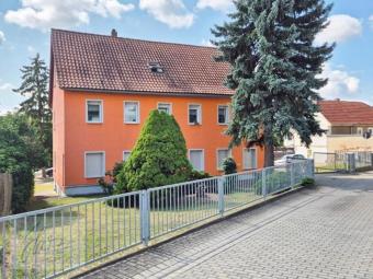 ***JETZT AN DIE ALTERSVORSORGE DENKEN - RENDITEOBJEKT FÜR VERMIETER IN RIESA*** Mehrfamilienhaus mit 4 Wohneinheiten, Garagen, Stellflächen und Garten in ruhiger, städtischer Randlage Haus kaufen 01589 Riesa Bild mittel