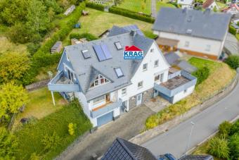 KRAG Immobilien ++ Vielseitiges Wohnhaus mit mehreren Etagen, Balkonen und Garagenanbau Haus kaufen 35080 Bad Endbach Bild mittel