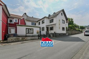 ++ KRAG Immobilien ++ Wohnen und Arbeiten auf einem Grundstück mit Büro und Garage Haus kaufen 35232 Dautphetal Bild mittel