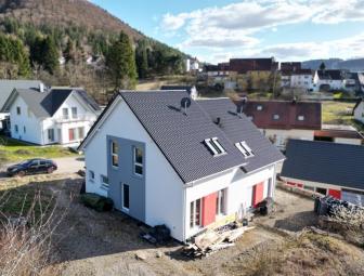 Neuwertiges Zweifamilienhaus, 2 Wohneinheiten auf 210 m², Energieeffizienz A+, PV+Speicher, Bj. 2020 Haus kaufen 72393 Burladingen Bild mittel