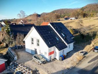 Neuwertiges Zweifamilienhaus, 2 Wohneinheiten auf 210 m², Energieeffizienz A+, PV+Speicher, Bj. 2020 Haus kaufen 72393 Burladingen Bild mittel