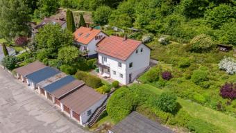 PROVISIONSFREI - Wohnen am Waldrand! Einfamilienhaus mit 2 Garagen & großem Garten Haus kaufen 78532 Tuttlingen Bild mittel
