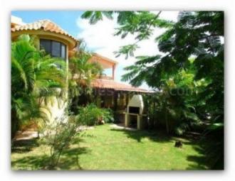 Puerto Plata: Villa mit drei Schlafzimmern, drei Bäder auf 350 qm (3 767 sqft) Wohnfläche, 600 qm Grundstück, Pool, in renommierter privater Wohnanlage Haus kaufen 46244 Puerto Plata/Dominikanische Repu Bild mittel