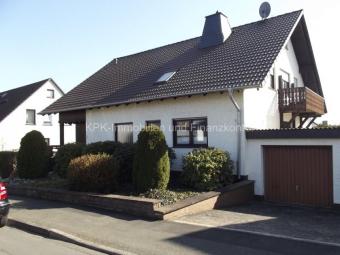 "Drei Wohnungen, ein Zuhause: Einfamilienhaus mit hervorragenden Mietmöglichkeiten!" Haus kaufen 34246 Vellmar Bild mittel