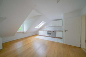 Ratingen-Süd: Gemütliche 3-Zimmer-Dachgeschosswohnung mit EBK und Gartenmitbenutzung im Grünen Wohnung mieten 40878 Ratingen Bild mittel