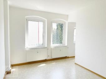 ***RENOVIERTE 2-RAUMWOHNUNG ZUM SOFORT EINZIEHEN*** mit offener Küche und Badezimmer und Wanne zu vermieten Wohnung mieten 01591 Riesa Bild mittel