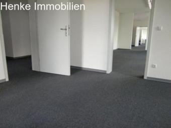 Schöne und helle Bürofläche im 2. OG, 10 Räume, 300 m², Teeküche, Berner Straße, zu vermieten Gewerbe mieten 60437 Frankfurt am Main Bild mittel