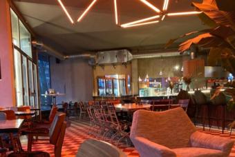 Traumhafte Ecklage: Stilvolles Restaurant, top saniert und neu eingerichtet Gewerbe mieten 10967 Berlin Bild mittel