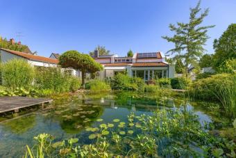 +++ Traumhaftes Anwesen auf 1.500 m² Grundstück mitten in München +++ Indoor-Pool +++ Privatsphäre pur +++ Haus kaufen 80689 München Bild mittel